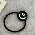 Élastique à cheveux noir avec un pendentif smiley blanc poli sur fond en lin doux - Noir