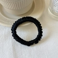 Detalle de coletero de satén negro plisado con textura suave y acabado sin costuras - Negro