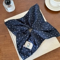 Detail von marineblauem Haargummi mit Polka-Dots, cool kitty Label und Schleife - Marineblaue Punkte