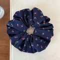 Dettaglio dell'elastico per capelli blu scuro con fiori su sfondo di libri vintage - Floreale Blu Marino (FQ-0795-1-2)