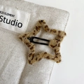 Dettaglio del fermaglio per capelli a forma di stella con stampa leopardata - Leopardo Chiaro - Stella