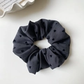 Dettagli della texture dell'elastico grigio scuro con motivo a cuore su vassoio bianco - Grigio Scuro-Cuore
