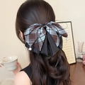 Pince à cheveux élégante avec nœud à carreaux et perles pour coiffure mi-haute - Café Contrasté
