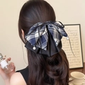 Pince à cheveux avec nœud à carreaux et perles pour une coiffure élégante - Marine Color Block