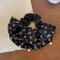 Dettaglio di un elastico in raso nero con motivo floreale e perle bianche eleganti - Nero Floreale
