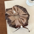 Dettaglio scrunchie retrò a quadri con fiocco marrone, perla e etichetta Hand Made - Marrone