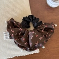 Elastico floreale con ciondoli di perle su tessuto vicino a un profumo - Caffè Floreale