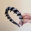 Detalle de diadema de satén con dientes antideslizantes y tejido de cuentas negras - Plateado