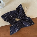 Detalle de coletero azul marino con estampado floral blanco y costuras de alta calidad - Coletero de Pañuelo Cuadrado