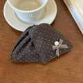 Dettaglio macro di un mollettone a pois marroni con fiocco di nastro e perla decorativa - Pois Caffè