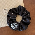 Détail du chouchou en satin à pois avec pendentif cœur en dentelle et perle d'imitation - Noir