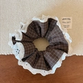 Dettaglio di un elastico per capelli a scacchi marroni con delicati bordi in pizzo bianco - Pizzo Gingham Marrone