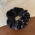 Detalle de la mezcla de tela floral y punto negro en un coletero grande vintage - Bicolor Negro Floral