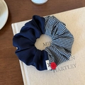Dettaglio di scrunchie a quadri blu con etichetta bianca e bottone in resina rossa - Patchwork a Quadri Blu Marino