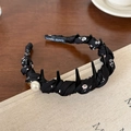 Detalle de diadema floral con peine, perla blanca grande y etiqueta de tela hecha a mano - Negro Floral