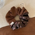 Detalle de coletero floral y tela marrón acanalada con etiqueta de estilo artesanal - Bicolor Café Floral