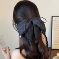 Fermaglio per capelli con fiocco a pois stile francese e perle indossato dal modello - Nero