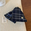 Detalle de pinza para el pelo en tela de cuadros azul marino con costuras y metal oro - Cuadros Azul Marino