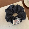 Dettaglio elastico scrunchie vintage a pois con etichetta handmade e perla decor - Pois Nero e Grigio / Nero