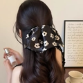 Elegante pinza per capelli nera e bianca con motivo floreale e ciondolo di perla raffinato - Black and White Print Skirt Style