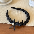 Dettaglio cerchietto in raso nero con denti antiscivolo e fiocco di perle - Stile a Pois Neri / Cerchietto Nero