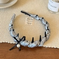 Dettaglio di un cerchietto in raso fatto a mano con fiocco nero, perla e denti interni - Stile Argento a Pois / Cerchietto Argento