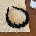 Dettaglio cerchietto in tessuto nero con strass e denti interni antiscivolo - Nero (Cerchietto Avvolto in Strass)