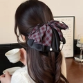Elegante pinza para el pelo con lazo a cuadros y colgante de perla blanca en una modelo - Cuadros Rojo Vino