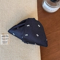 Detail der dunkelblauen Denim-Haarklammer mit weißer Kaninchenstickerei und Köperstruktur - Dreieck