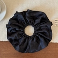 Détail macro du chouchou en satin noir avec jacquard texturé et motifs de roses - Noir