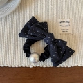 Dettaglio dell'elastico per capelli con fiocco blu a pois e perla metallica argento - Pois Nero e Grigio