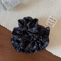 Dettaglio dell'elastico per capelli floreale con motivi blu su tessuto marrone - Floreale Blu