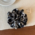 Coletero de gasa floral con patrones de hojas blancas y detalle de perla elegante - Coletero Floral de Doble Capa