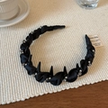 Détail d'un serre-tête noir fait main avec des perles argentées et des strass en cristal - Noir