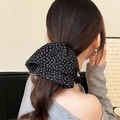 Franse oversized haarclip met zwarte luipaardprint strik gedragen door een model - Zwarte Luipaard