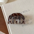Vue détaillée de la pince à cheveux motif léopard écaille avec une finition brillante - Imprimé Léopard Gris