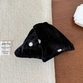 Detailaufnahme eines schwarzen Samthaargummis mit Polka Dots auf einer gewebten Matte - Schwarz