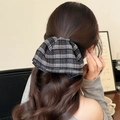 Elegante zwart-witte geruite haarclip met strik voor paardenstaart bij lang golvend haar - Zwart Geruit
