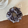 Dettaglio di elastico per capelli a scacchi viola e beige con trama in lino - Grande / Viola Chiaro Scozzese