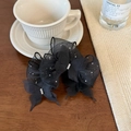 Nahaufnahme der schwarzen Netz-Schmetterlings-Haarklammer mit Pailletten und Strassstein - Mittel / Schwarz