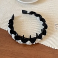 Detail of woven headband with black velvet, beige fabric, pearls and anti-slip teeth - Woven Pearl Style / Contrast Color Rhinestone
