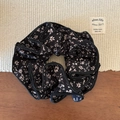 Detalle de un coletero floral con flores rosas en tela negra y textura rizada - Negro Floral