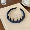 Dettaglio di cerchietto in denim blu con denti interni e design a catena intrecciata - Cerchietto