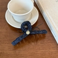 Dettaglio della molletta per capelli in denim blu scuro con pendente d'oro su legno - Pinza 13cm