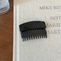 Peigne à cheveux noir élégant à 14 dents avec finition polie sur fond de toile - Noir