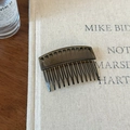 Gros plan d'un peigne latéral en résine brune translucide pour fixer la coiffure - Gris Transparent