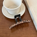 Vue détaillée d'une pince à cheveux en acétate léopard sur une table en bois rustique - Petit-11cm