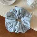 Textura detallada del coletero de volantes azul claro con costuras cuidadas en tela suave - Verde Grisáceo