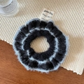 Détail d'un chouchou noir tricoté à la main avec bordure en fausse fourrure bleu clair - Noir