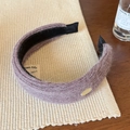 Dettaglio della fascia in maglia malva soffice con etichetta dorata e trama morbida - Lavanda